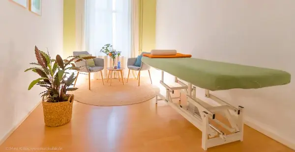 Heller Behandlungsraum der Praxis für Osteopathie Valentin Fastabend in Berlin-Friedrichshain.