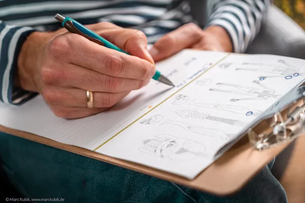 Valentin Fastabend im Anamnesegespräch mit einer Patientin oder Patienten