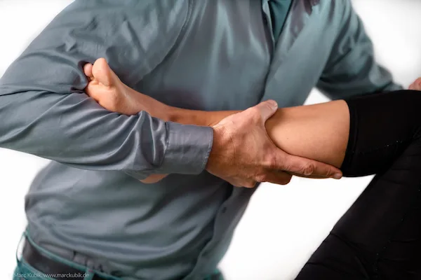 Valentin Fastabend bei der osteopathischen Mobilisation eines Beins